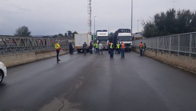 Photo of Wool and mohair farmers blockade Maseru Bridge